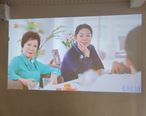 橙C1D高亮版投影仪打造专属浪漫时光pg电子试玩平台情人节礼物推荐：大眼(图2)