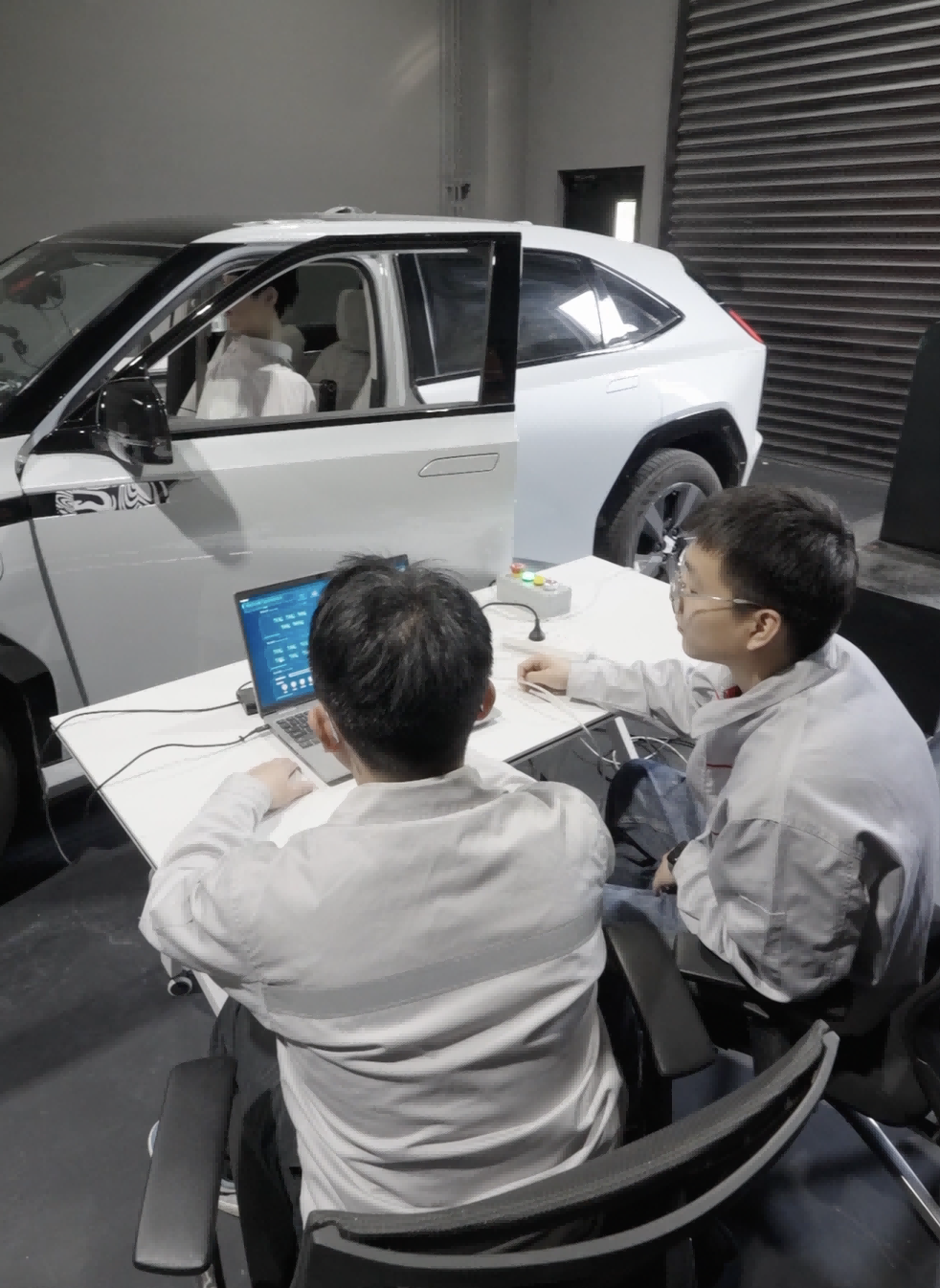联汽车测试员如何给智能网联汽车“把脉问诊”？pg电子入口新质生产力 职业新观察丨